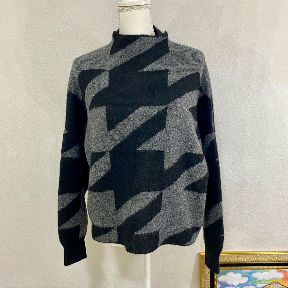Evereve Gray and Black Turtleneck‎ Sweater Size Medium
